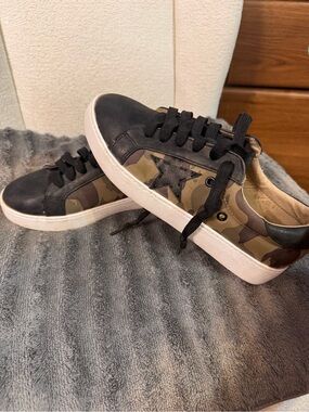 CCOCCI Camo Star Low-Top Sneakers in Olive Green and Black